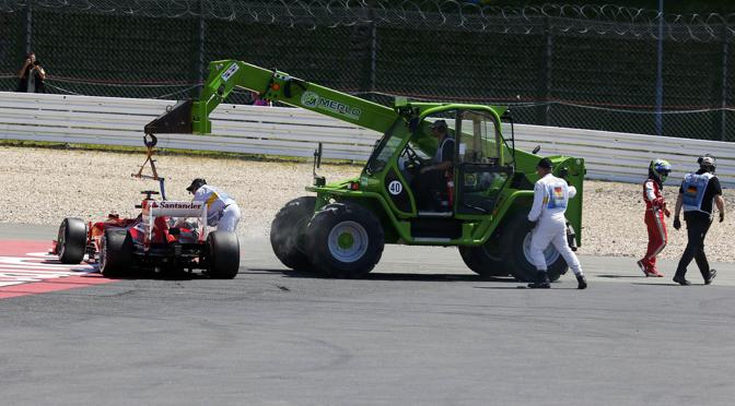 L'auto di Massa sollevata dalla gru. Reuters